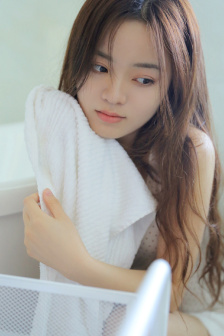 狂躁女人双腿流白色液体